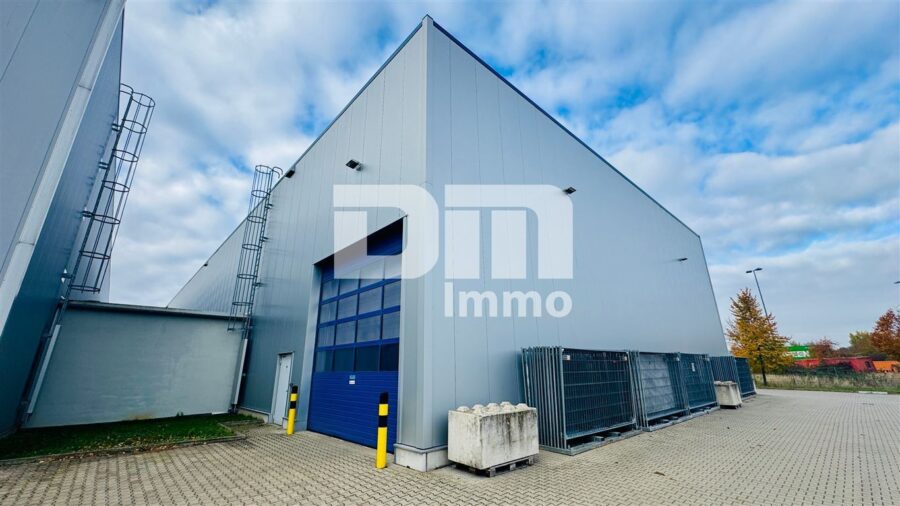 Moderne Produktions- & Lagerhalle mit Bürotrakt / Sozialräumen und Freiflächen in Kassel-Waldau - Rückansicht Halle / Haupttor 5x5 Meter